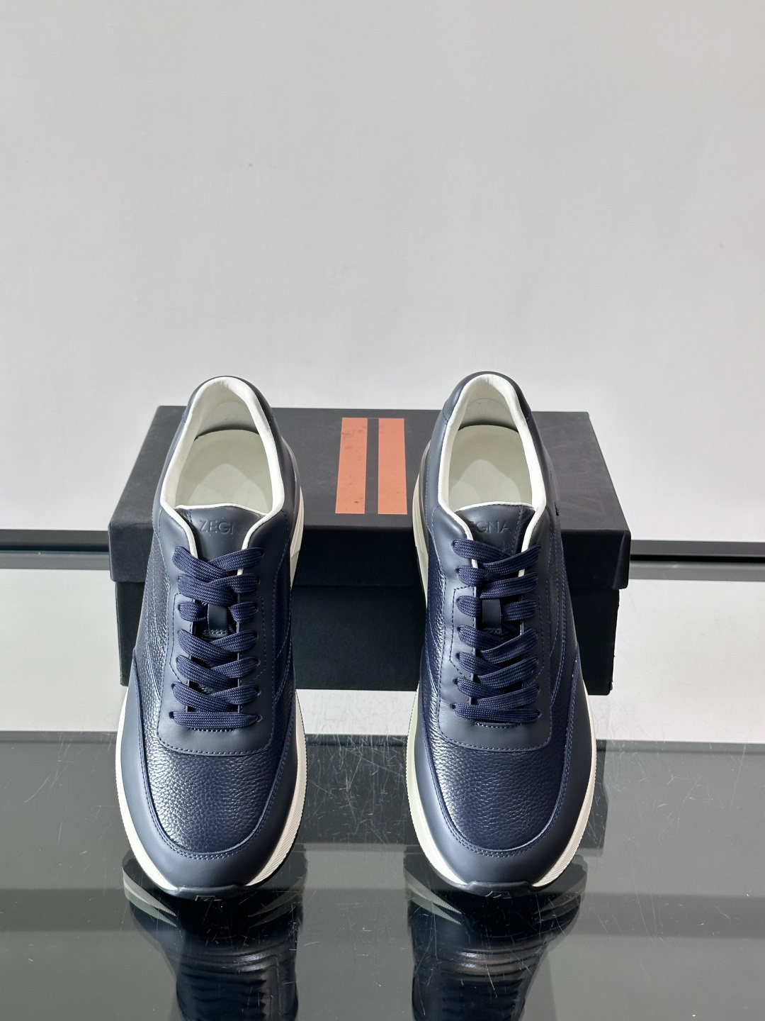 👟ZEGNA这款男士休闲运动鞋，采用优质皮革，鞋面纹理细腻，质感满分✨。高弹缓震鞋底，足弓支撑，长时间穿