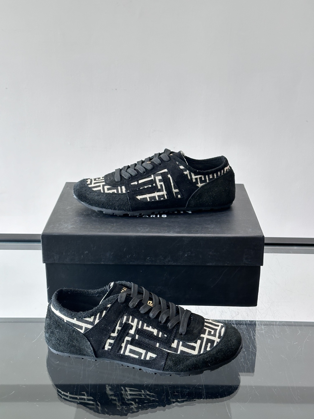 ​👟Balmain 男士休闲鞋，牛皮革+织物拼接，做旧工艺超有复古感！鞋侧“B”字母标志超吸睛，厚底设计