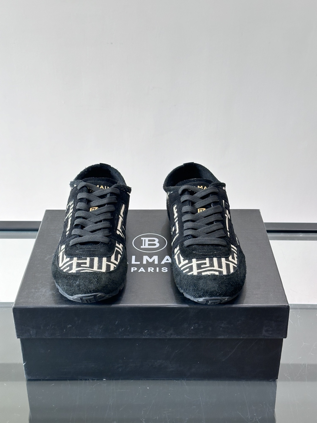 ​👟Balmain 男士休闲鞋，牛皮革+织物拼接，做旧工艺超有复古感！鞋侧“B”字母标志超吸睛，厚底设计