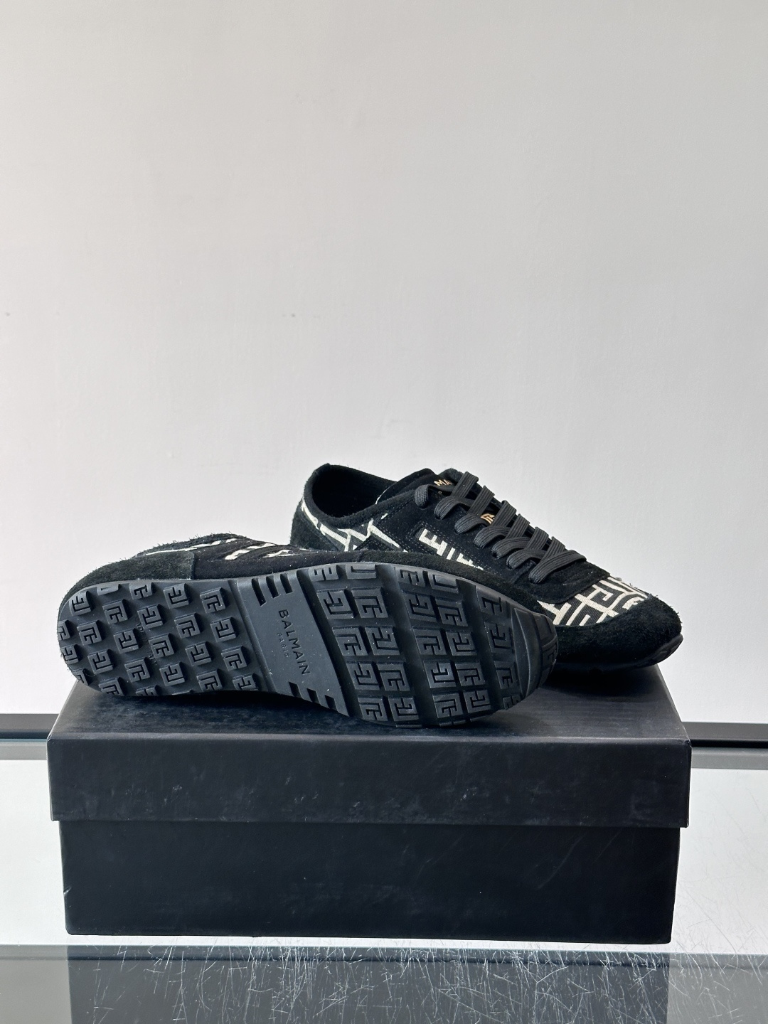 ​👟Balmain 男士休闲鞋，牛皮革+织物拼接，做旧工艺超有复古感！鞋侧“B”字母标志超吸睛，厚底设计