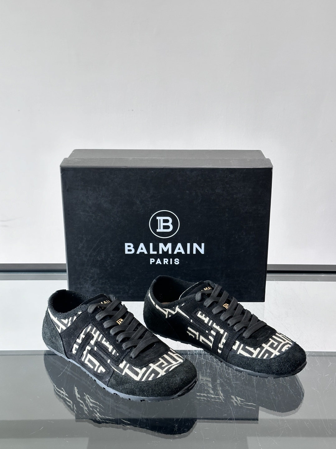 ​👟Balmain 男士休闲鞋，牛皮革+织物拼接，做旧工艺超有复古感！鞋侧“B”字母标志超吸睛，厚底设计