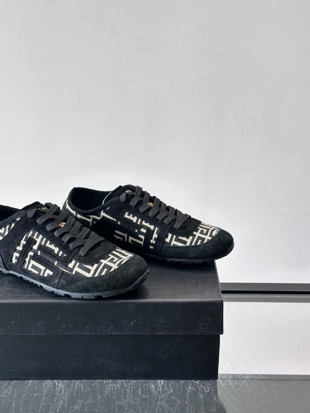 ​👟Balmain 男士休闲鞋，牛皮革+织物拼接，做旧工艺超有复古感！鞋侧“B”字母标志超吸睛，厚底设计