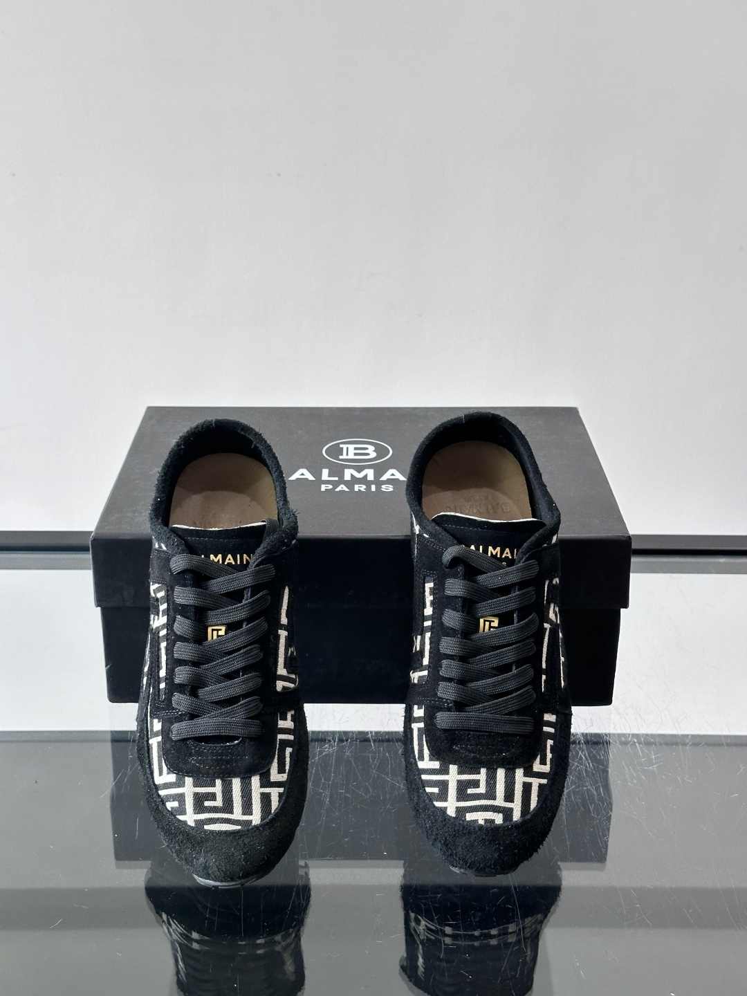 ​👟Balmain 男士休闲鞋，牛皮革+织物拼接，做旧工艺超有复古感！鞋侧“B”字母标志超吸睛，厚底设计