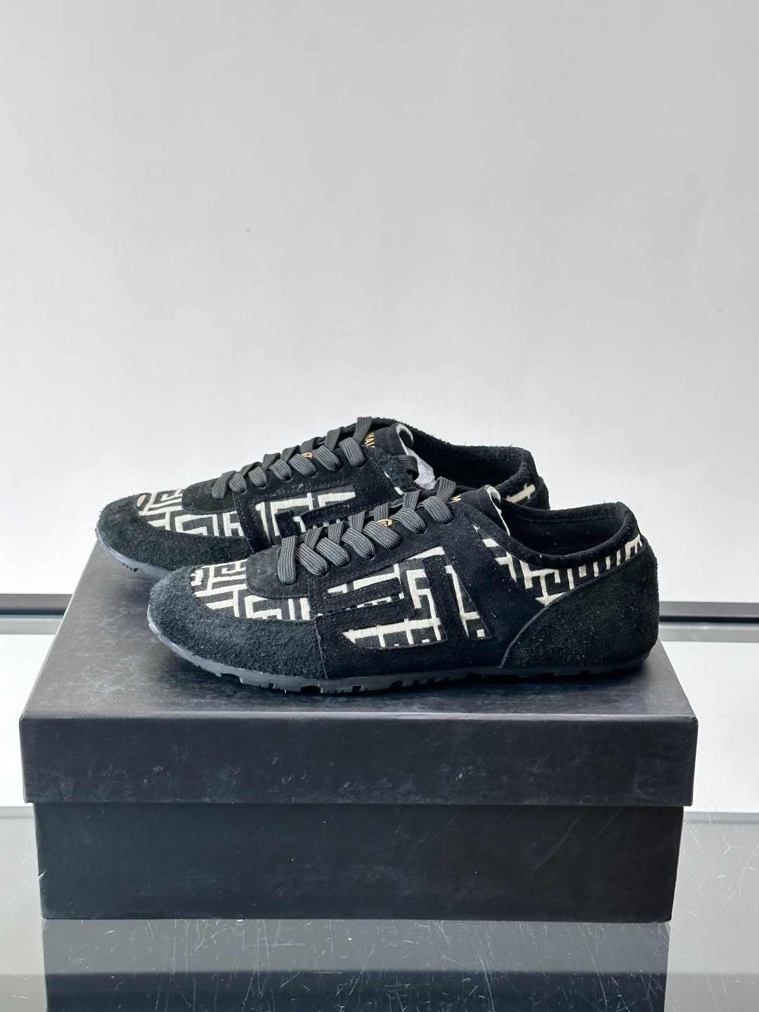 ​👟Balmain 男士休闲鞋，牛皮革+织物拼接，做旧工艺超有复古感！鞋侧“B”字母标志超吸睛，厚底设计