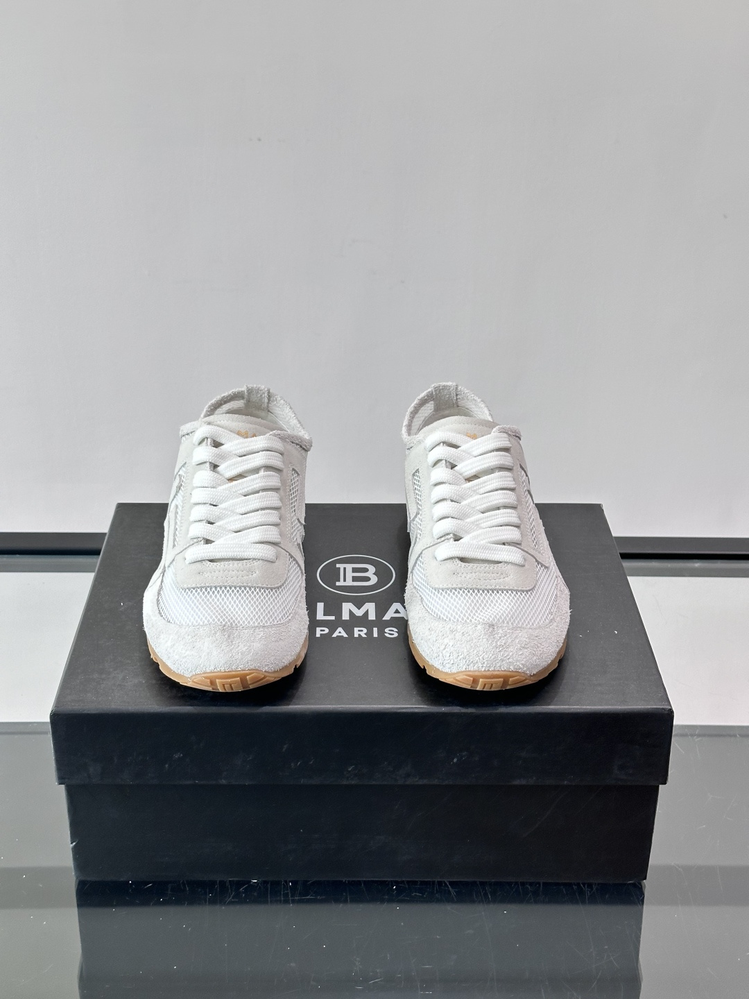 ​👟Balmain 男士休闲鞋，牛皮革+织物拼接，做旧工艺超有复古感！鞋侧“B”字母标志超吸睛，厚底设计