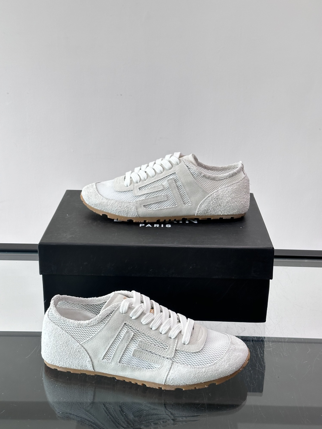 ​👟Balmain 男士休闲鞋，牛皮革+织物拼接，做旧工艺超有复古感！鞋侧“B”字母标志超吸睛，厚底设计