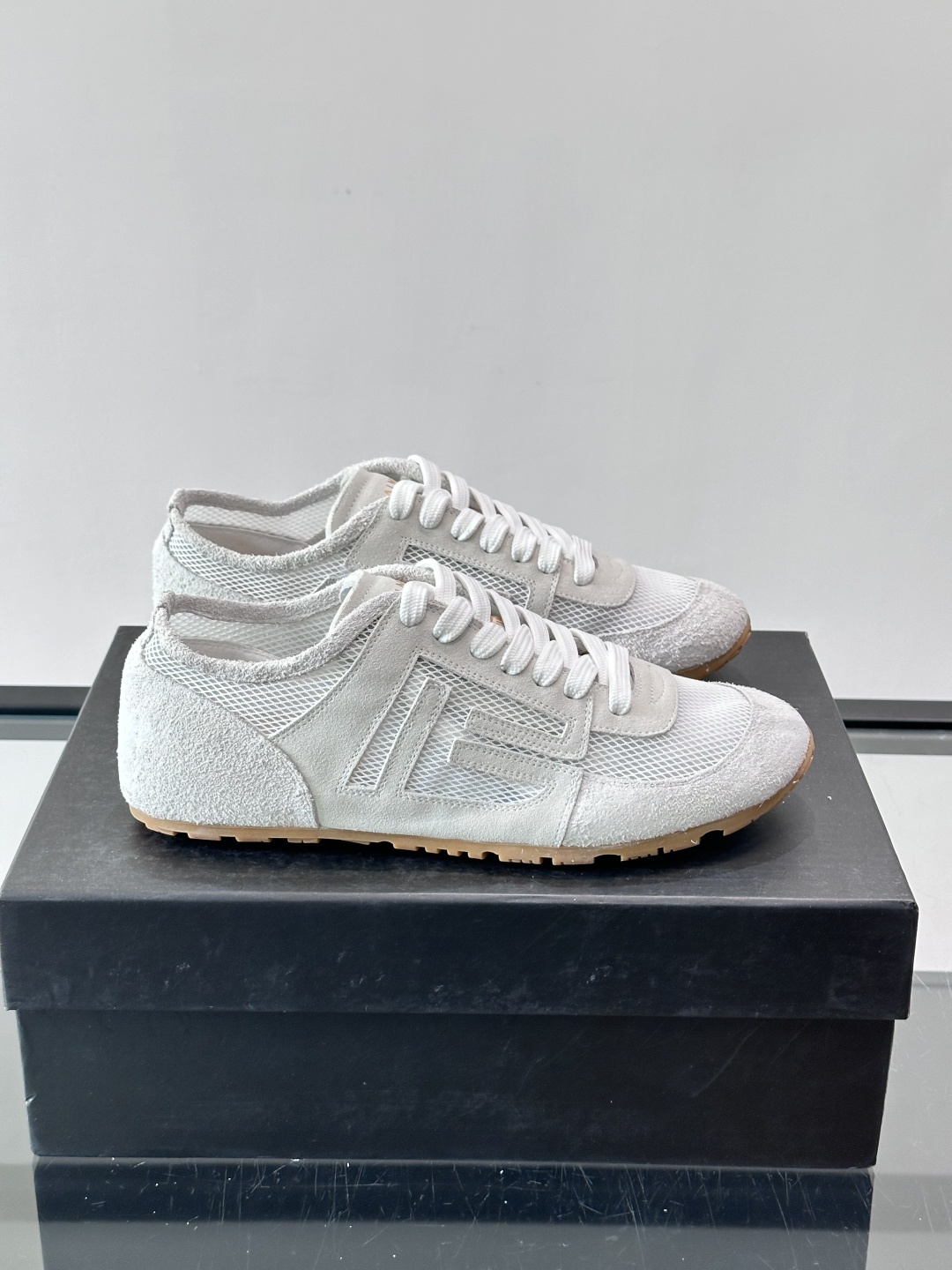 ​👟Balmain 男士休闲鞋，牛皮革+织物拼接，做旧工艺超有复古感！鞋侧“B”字母标志超吸睛，厚底设计