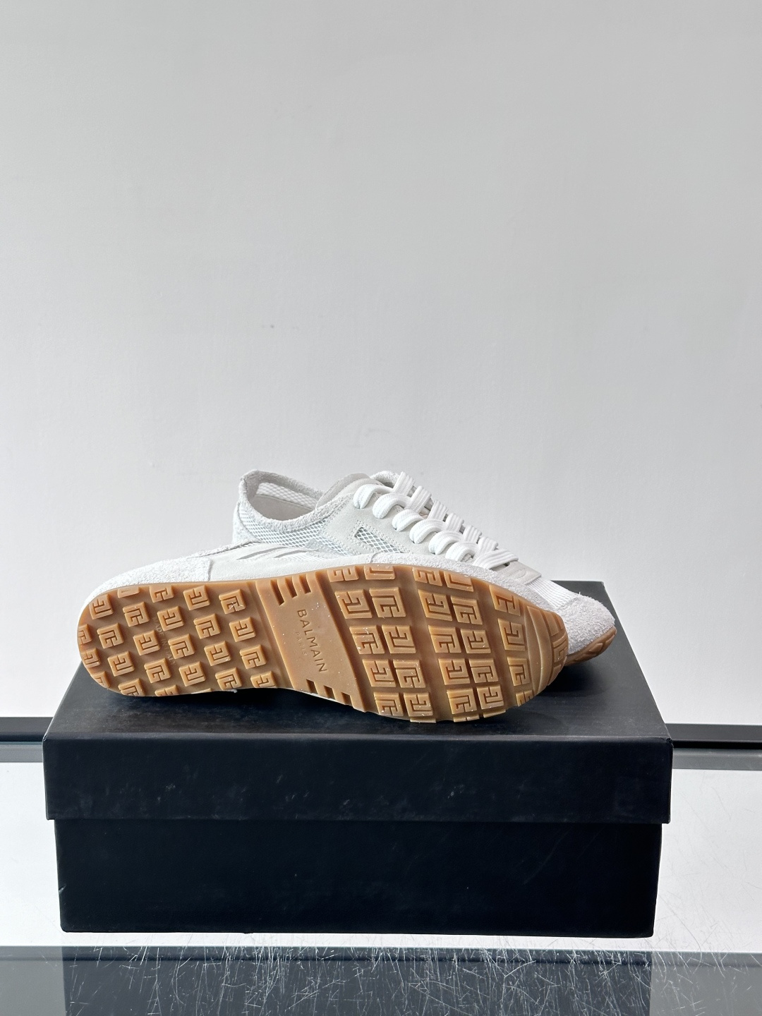 ​👟Balmain 男士休闲鞋，牛皮革+织物拼接，做旧工艺超有复古感！鞋侧“B”字母标志超吸睛，厚底设计