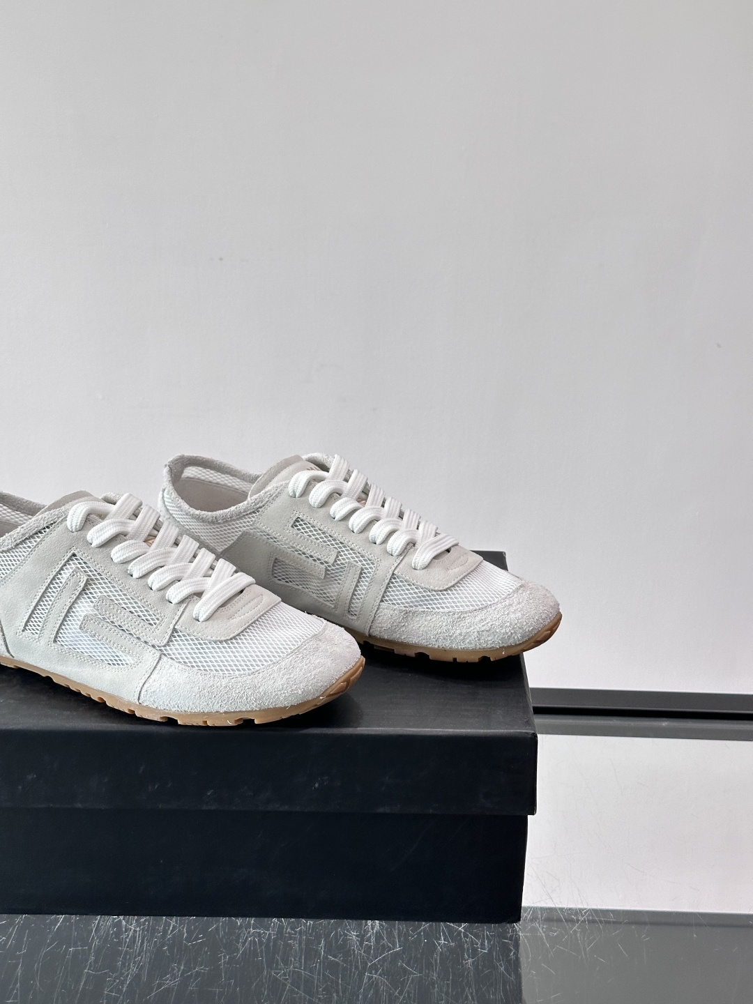 ​👟Balmain 男士休闲鞋，牛皮革+织物拼接，做旧工艺超有复古感！鞋侧“B”字母标志超吸睛，厚底设计
