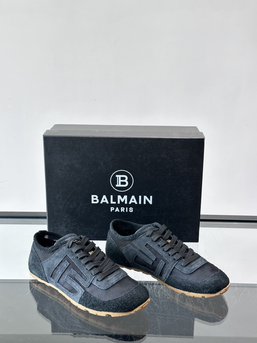 ​👟Balmain 男士休闲鞋，牛皮革+织物拼接，做旧工艺超有复古感！鞋侧“B”字母标志超吸睛，厚底设计