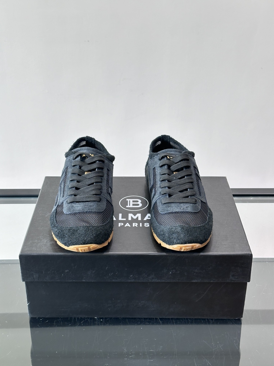 ​👟Balmain 男士休闲鞋，牛皮革+织物拼接，做旧工艺超有复古感！鞋侧“B”字母标志超吸睛，厚底设计