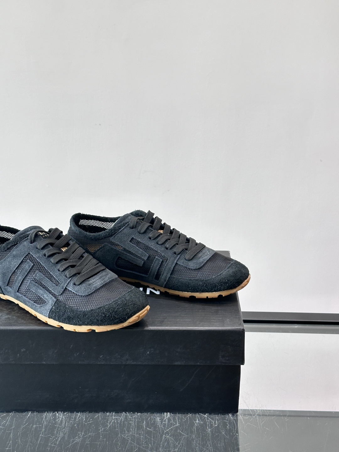 ​👟Balmain 男士休闲鞋，牛皮革+织物拼接，做旧工艺超有复古感！鞋侧“B”字母标志超吸睛，厚底设计