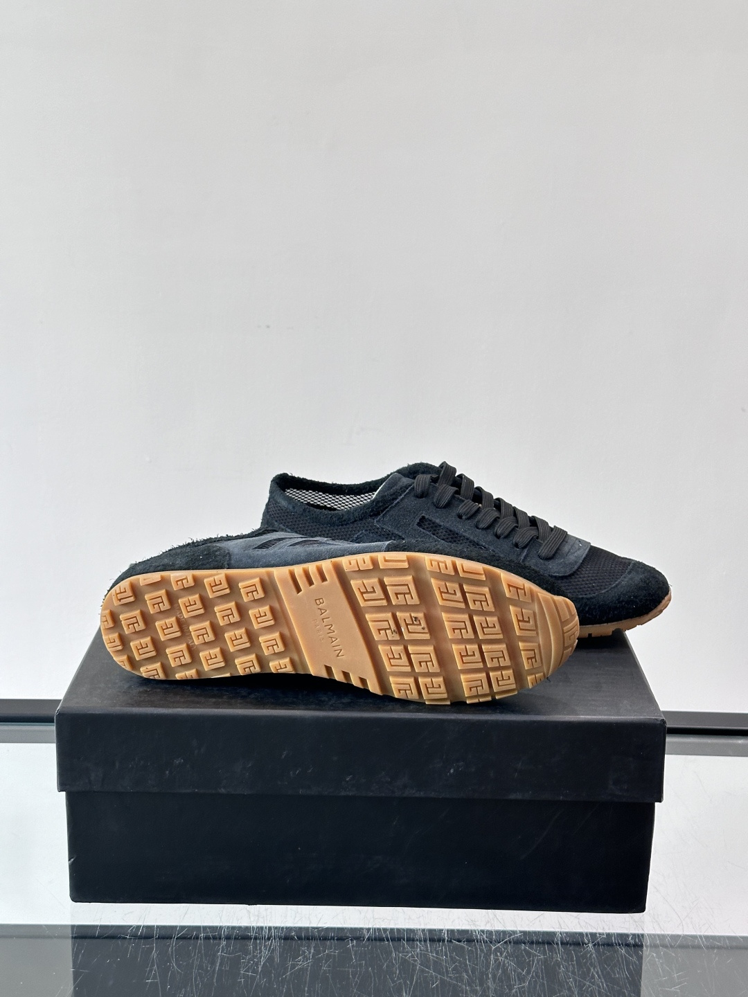 ​👟Balmain 男士休闲鞋，牛皮革+织物拼接，做旧工艺超有复古感！鞋侧“B”字母标志超吸睛，厚底设计