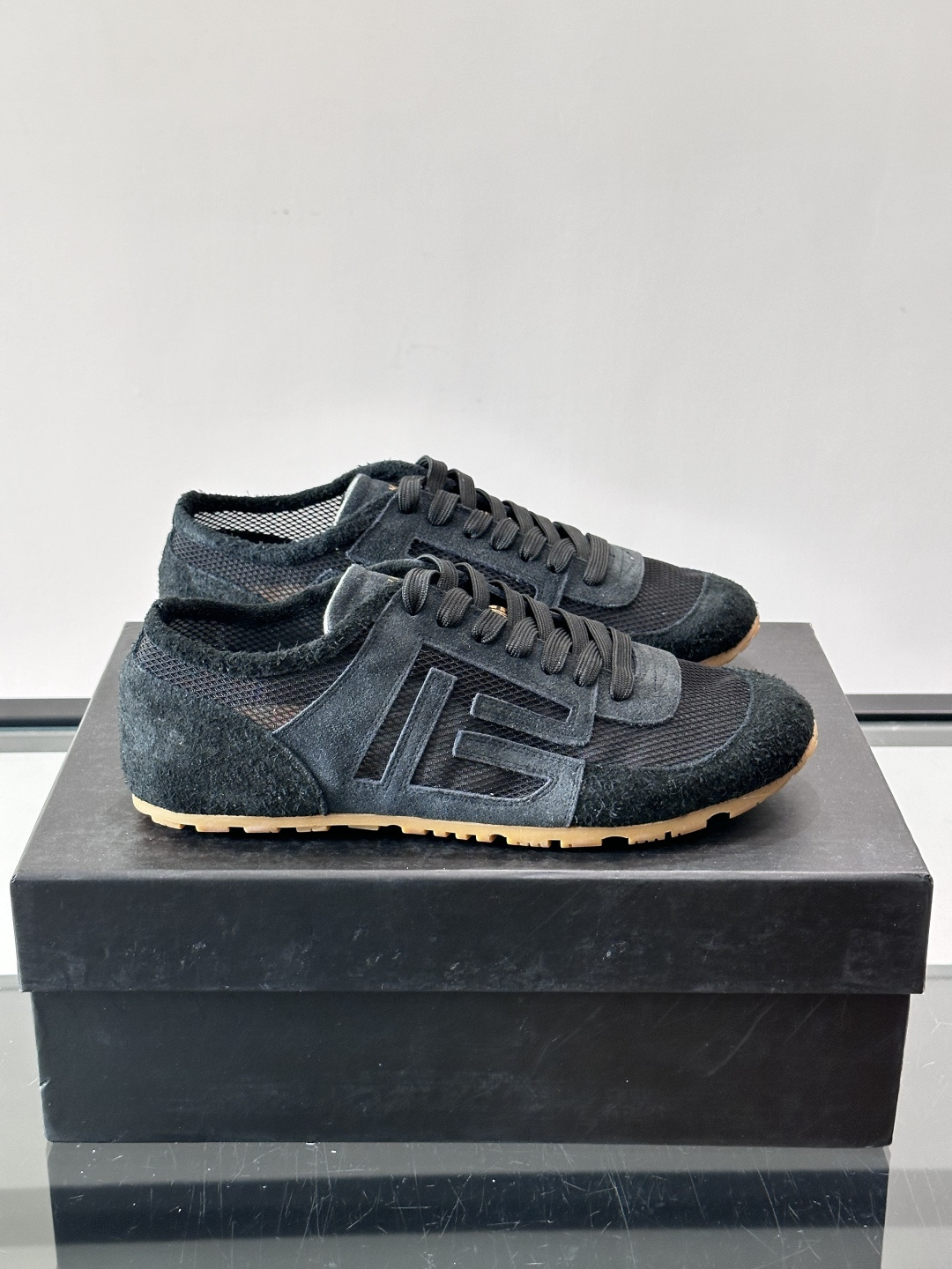 ​👟Balmain 男士休闲鞋，牛皮革+织物拼接，做旧工艺超有复古感！鞋侧“B”字母标志超吸睛，厚底设计