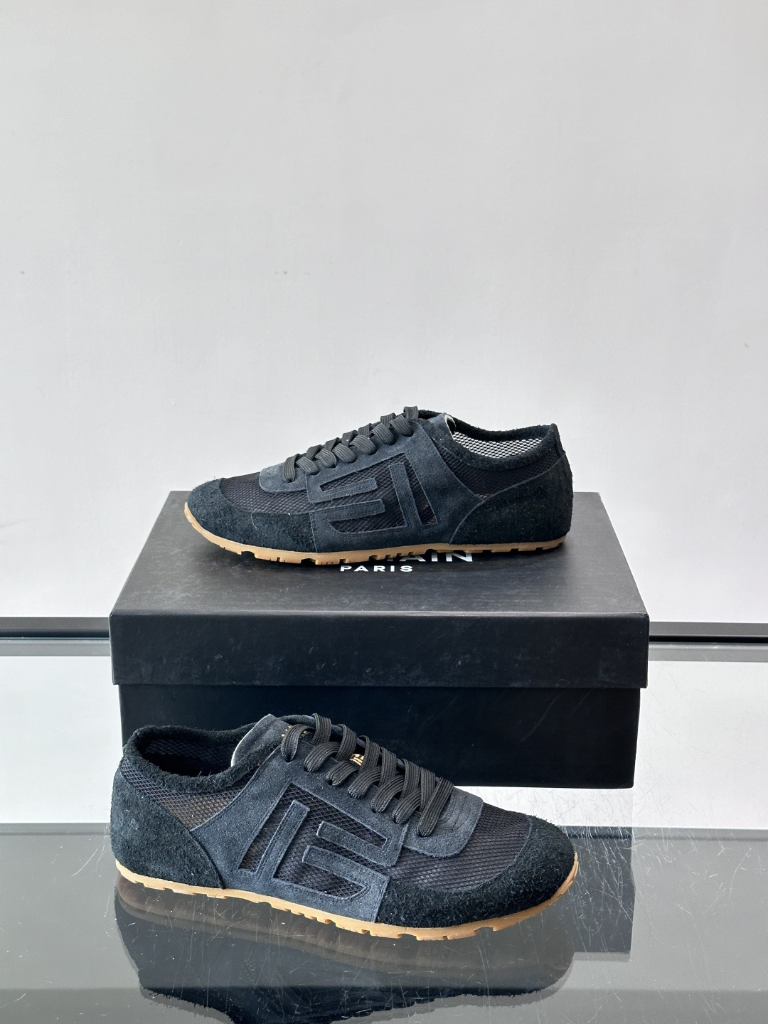 ​👟Balmain 男士休闲鞋，牛皮革+织物拼接，做旧工艺超有复古感！鞋侧“B”字母标志超吸睛，厚底设计