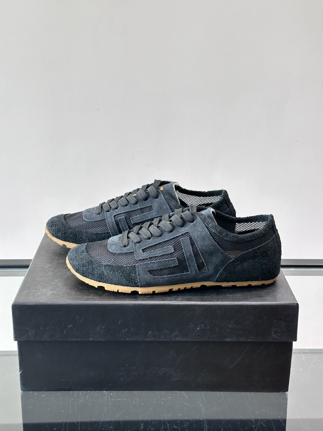 ​👟Balmain 男士休闲鞋，牛皮革+织物拼接，做旧工艺超有复古感！鞋侧“B”字母标志超吸睛，厚底设计