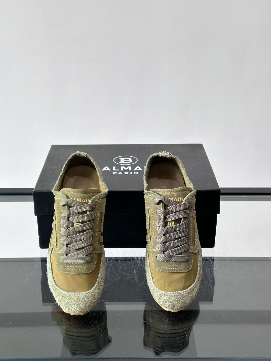 ​👟Balmain 男士休闲鞋，牛皮革+织物拼接，做旧工艺超有复古感！鞋侧“B”字母标志超吸睛，厚底设计