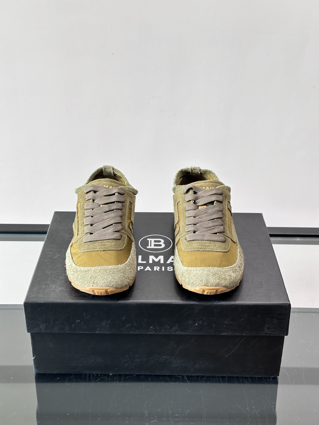 ​👟Balmain 男士休闲鞋，牛皮革+织物拼接，做旧工艺超有复古感！鞋侧“B”字母标志超吸睛，厚底设计