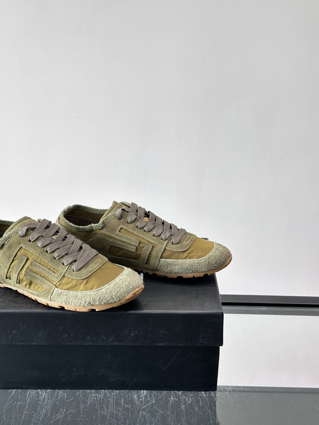 ​👟Balmain 男士休闲鞋，牛皮革+织物拼接，做旧工艺超有复古感！鞋侧“B”字母标志超吸睛，厚底设计