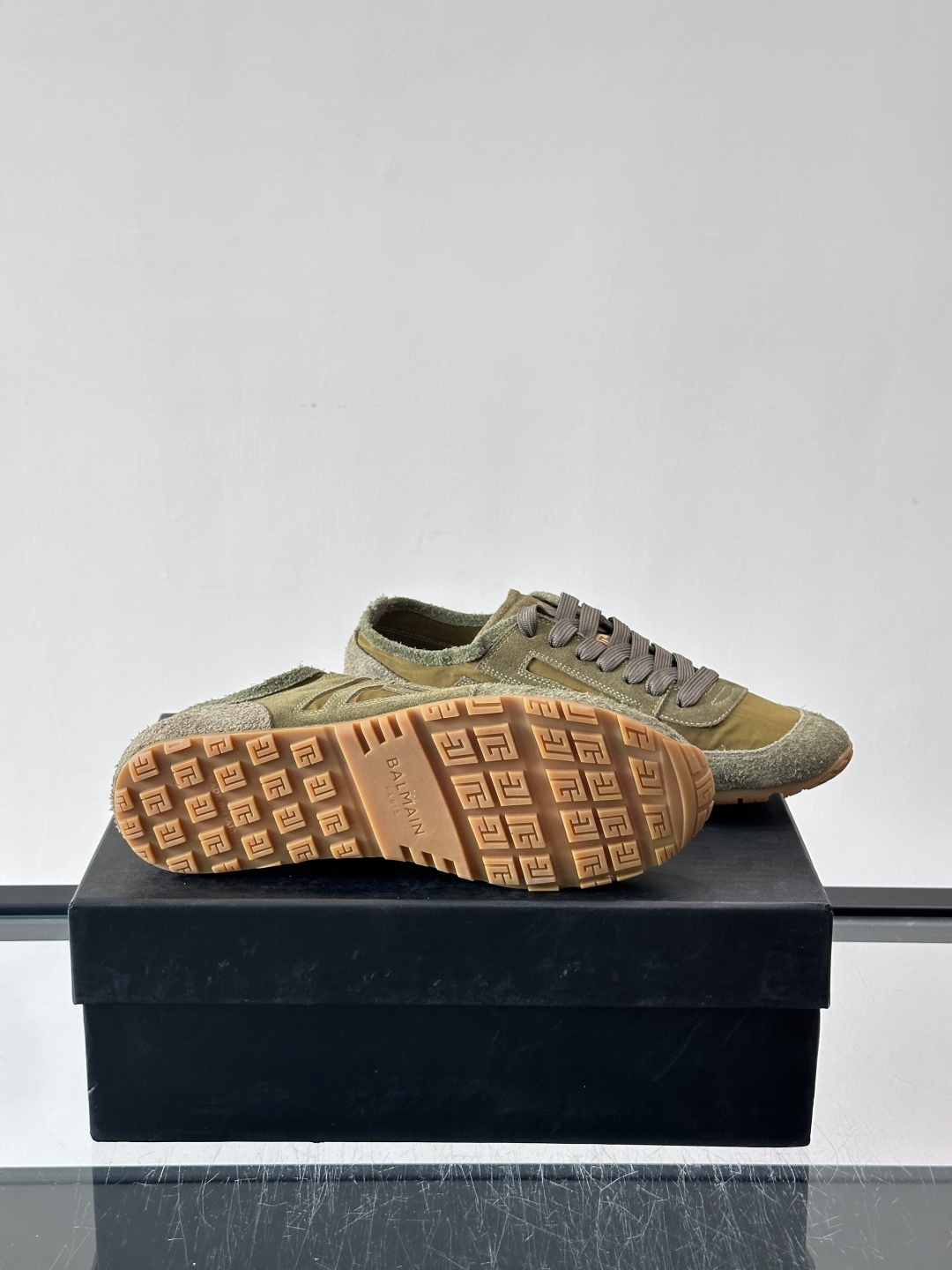​👟Balmain 男士休闲鞋，牛皮革+织物拼接，做旧工艺超有复古感！鞋侧“B”字母标志超吸睛，厚底设计
