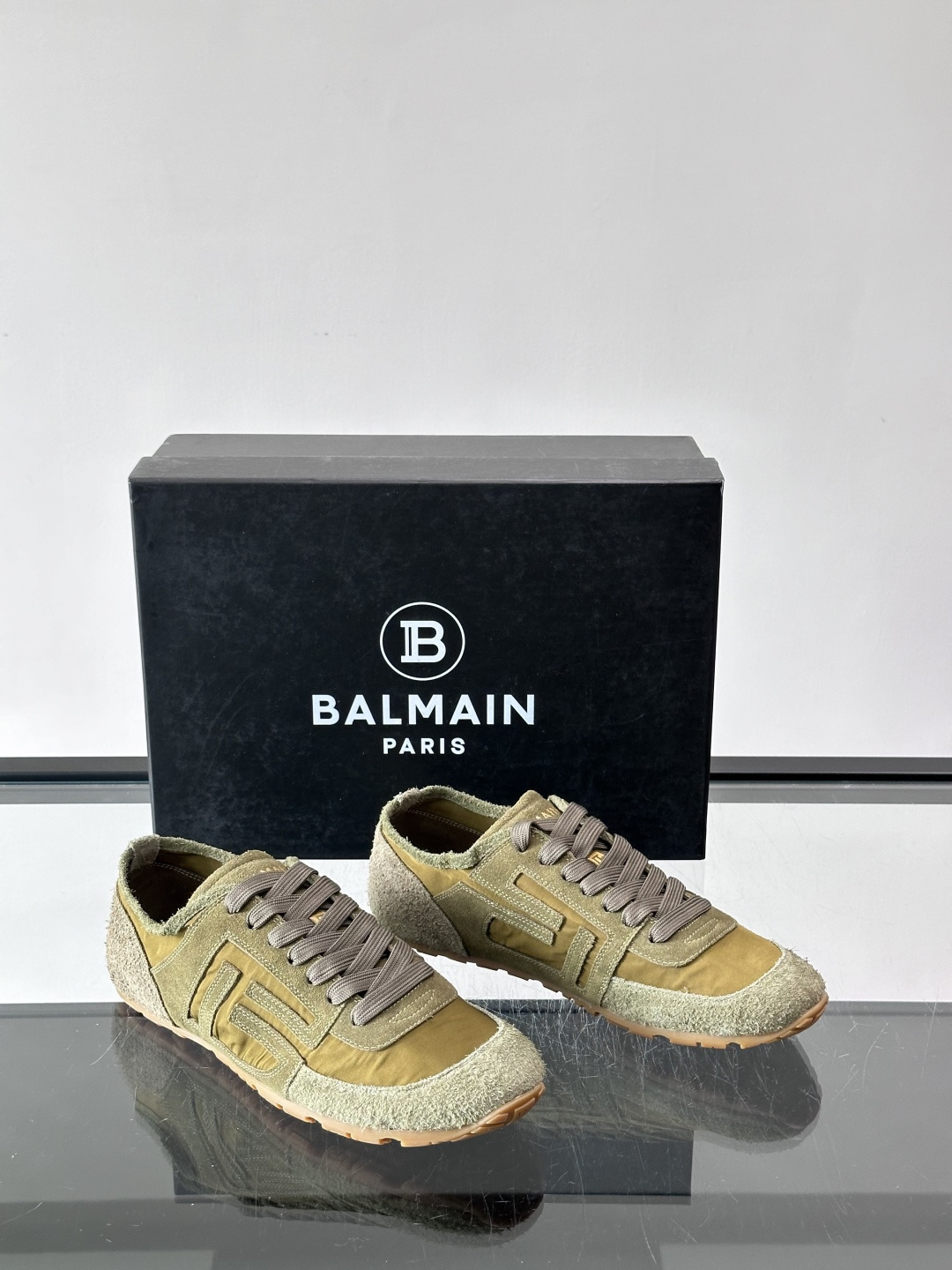 ​👟Balmain 男士休闲鞋，牛皮革+织物拼接，做旧工艺超有复古感！鞋侧“B”字母标志超吸睛，厚底设计
