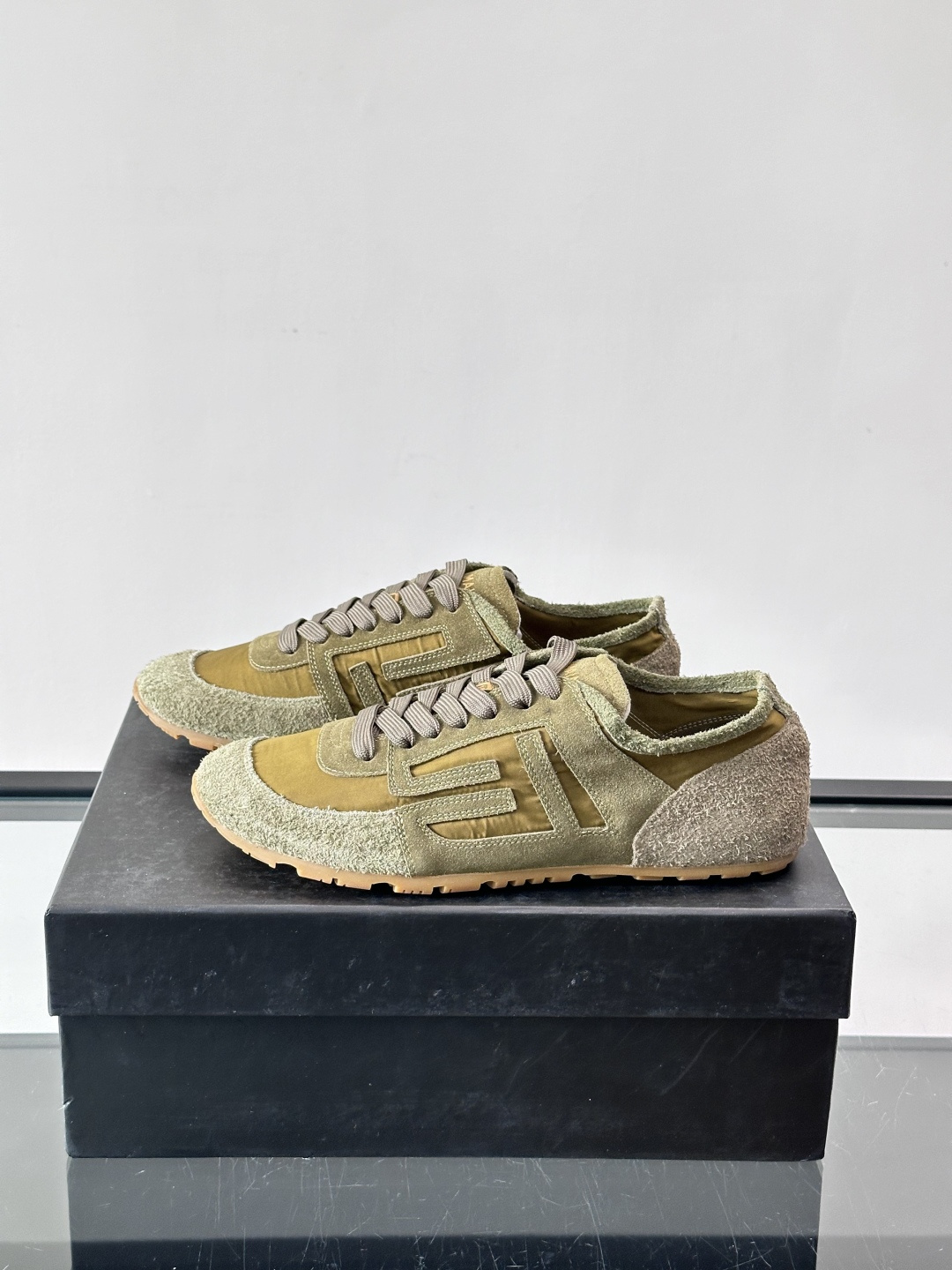 ​👟Balmain 男士休闲鞋，牛皮革+织物拼接，做旧工艺超有复古感！鞋侧“B”字母标志超吸睛，厚底设计