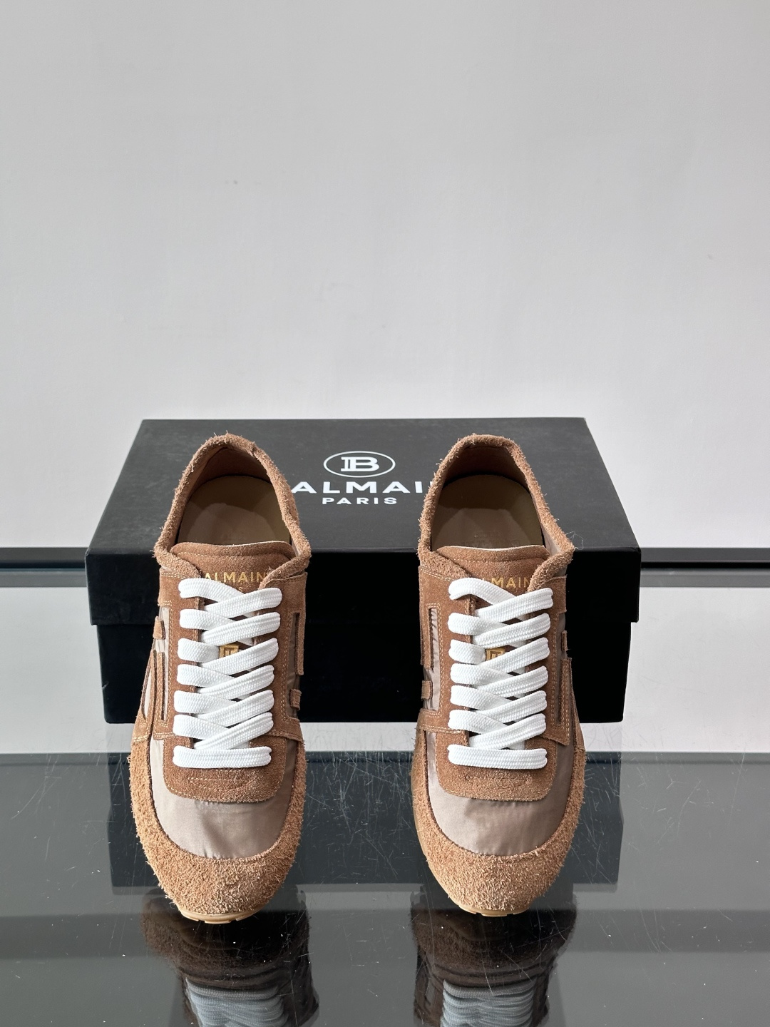 ​👟Balmain 男士休闲鞋，牛皮革+织物拼接，做旧工艺超有复古感！鞋侧“B”字母标志超吸睛，厚底设计