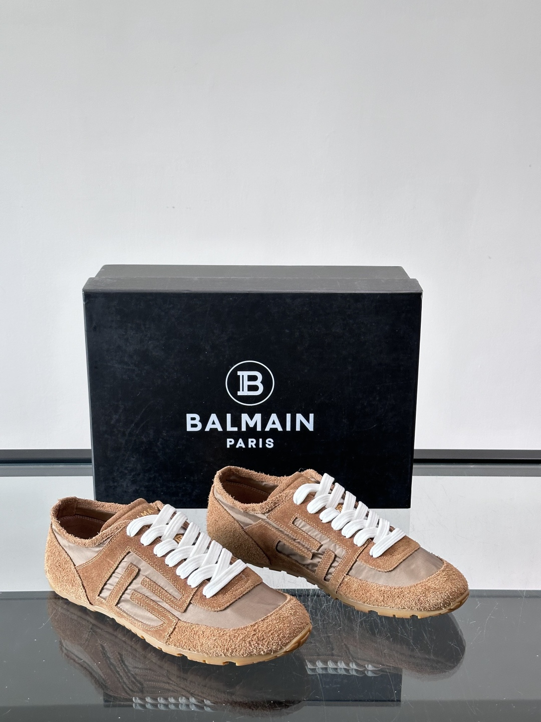 ​👟Balmain 男士休闲鞋，牛皮革+织物拼接，做旧工艺超有复古感！鞋侧“B”字母标志超吸睛，厚底设计