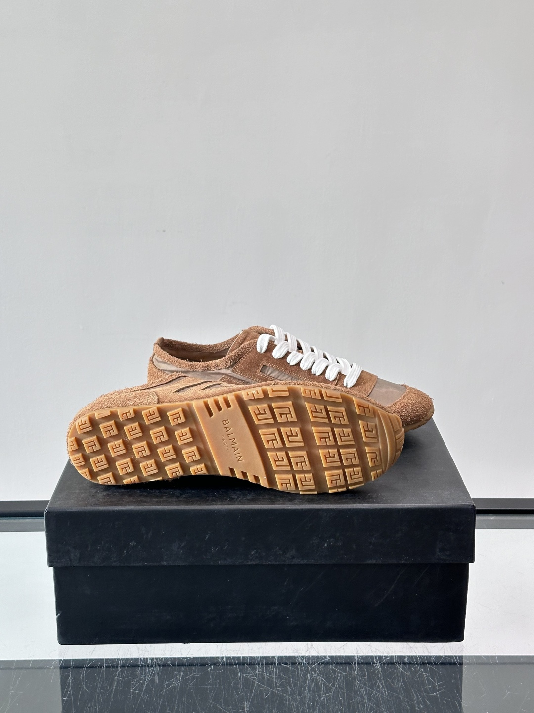​👟Balmain 男士休闲鞋，牛皮革+织物拼接，做旧工艺超有复古感！鞋侧“B”字母标志超吸睛，厚底设计