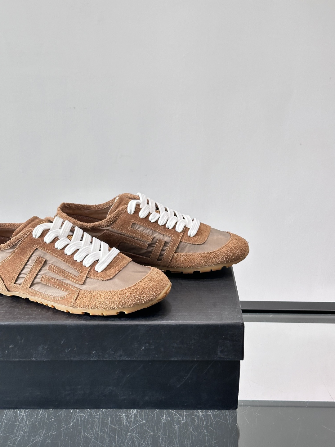 ​👟Balmain 男士休闲鞋，牛皮革+织物拼接，做旧工艺超有复古感！鞋侧“B”字母标志超吸睛，厚底设计