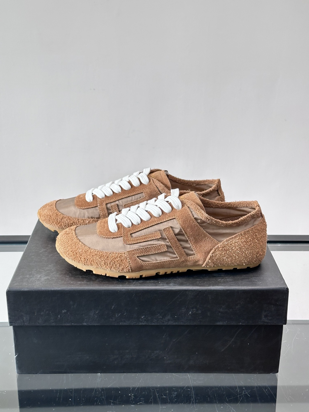 ​👟Balmain 男士休闲鞋，牛皮革+织物拼接，做旧工艺超有复古感！鞋侧“B”字母标志超吸睛，厚底设计