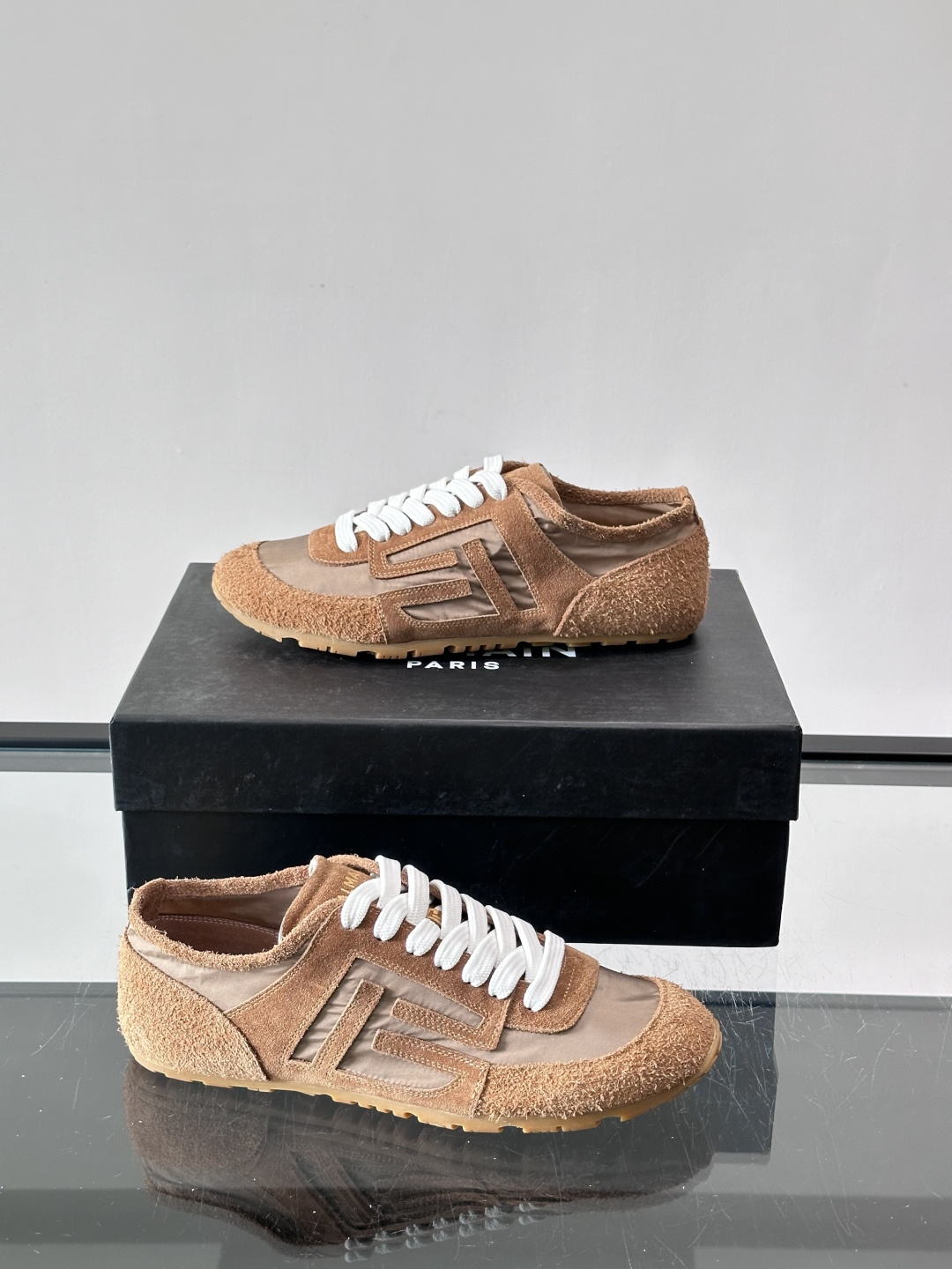 ​👟Balmain 男士休闲鞋，牛皮革+织物拼接，做旧工艺超有复古感！鞋侧“B”字母标志超吸睛，厚底设计