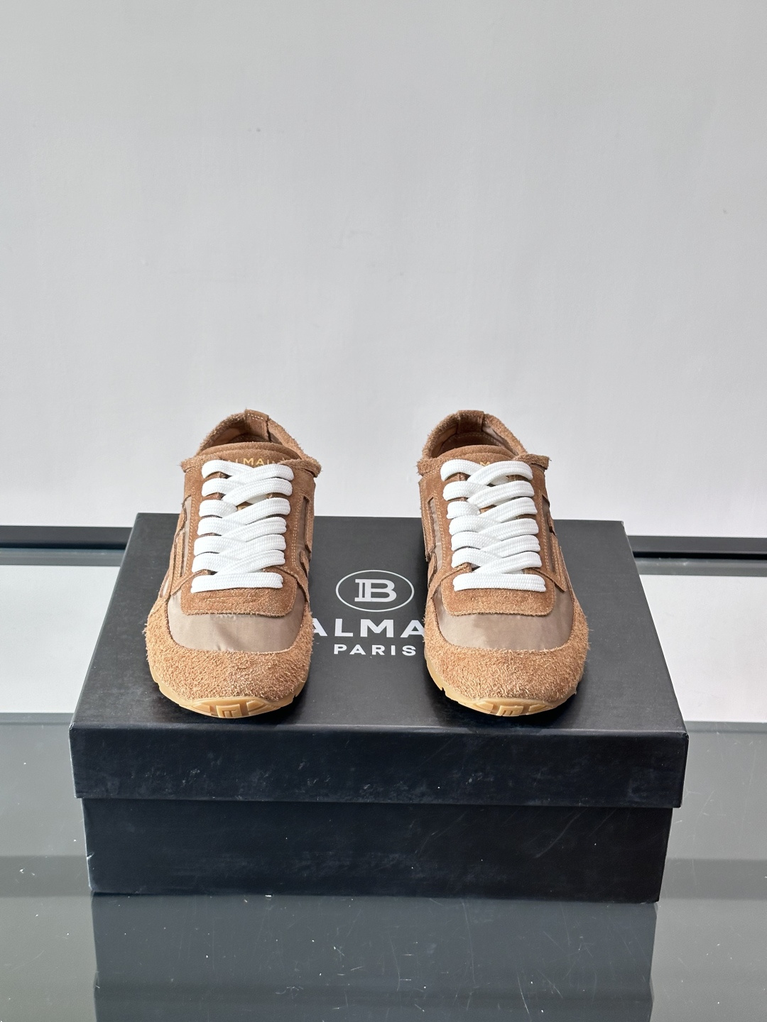 ​👟Balmain 男士休闲鞋，牛皮革+织物拼接，做旧工艺超有复古感！鞋侧“B”字母标志超吸睛，厚底设计