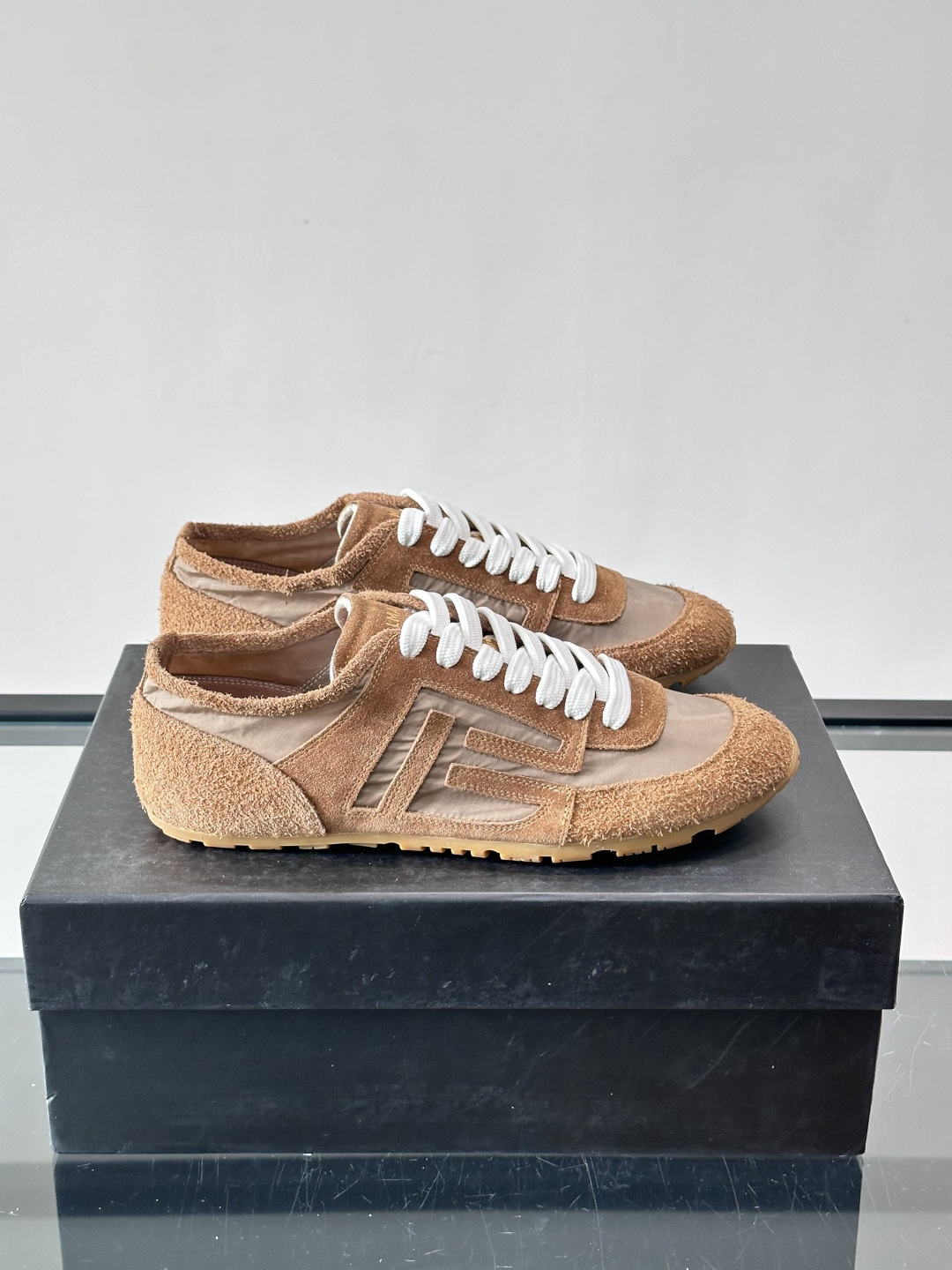 ​👟Balmain 男士休闲鞋，牛皮革+织物拼接，做旧工艺超有复古感！鞋侧“B”字母标志超吸睛，厚底设计
