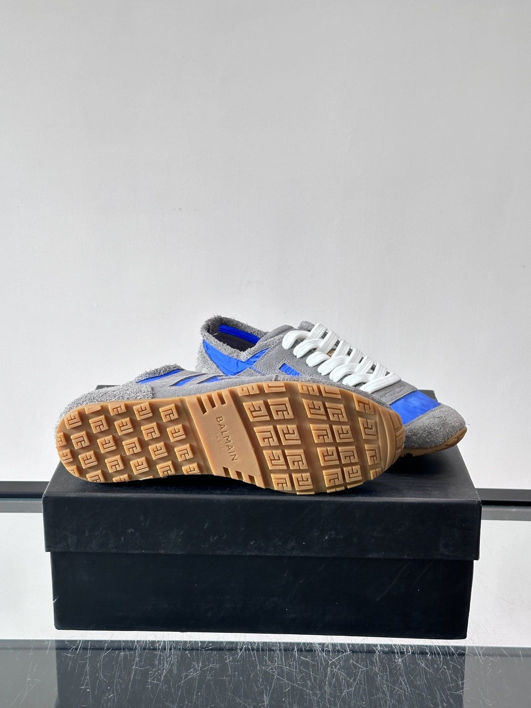 ​👟Balmain 男士休闲鞋，牛皮革+织物拼接，做旧工艺超有复古感！鞋侧“B”字母标志超吸睛，厚底设计