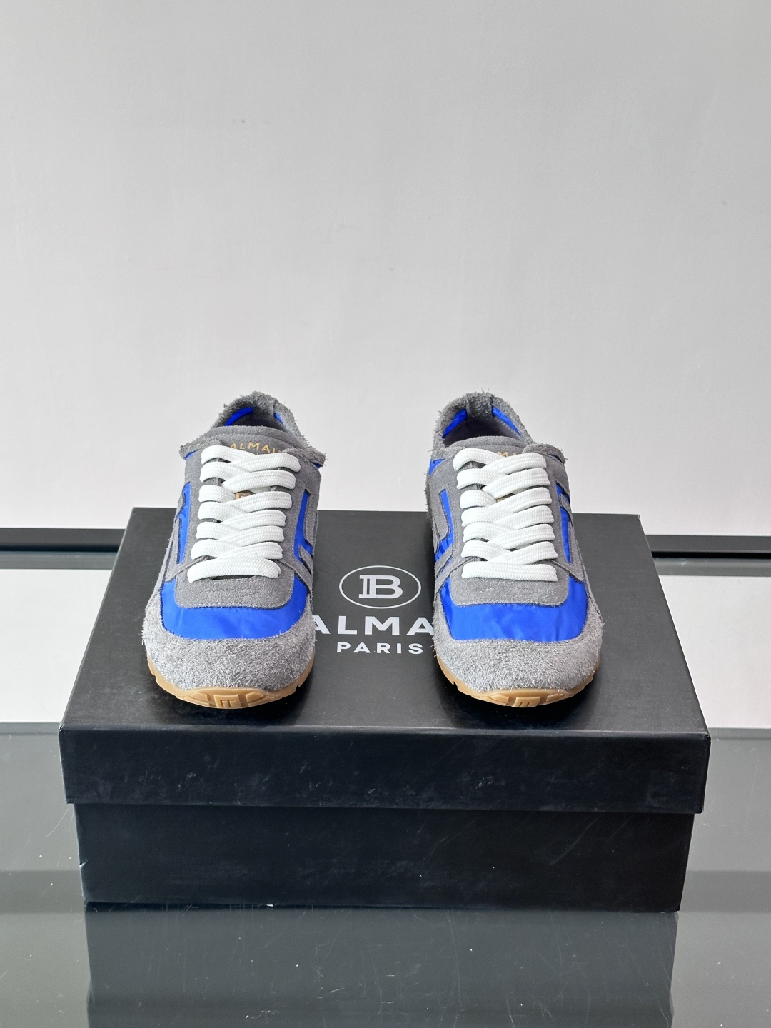 ​👟Balmain 男士休闲鞋，牛皮革+织物拼接，做旧工艺超有复古感！鞋侧“B”字母标志超吸睛，厚底设计
