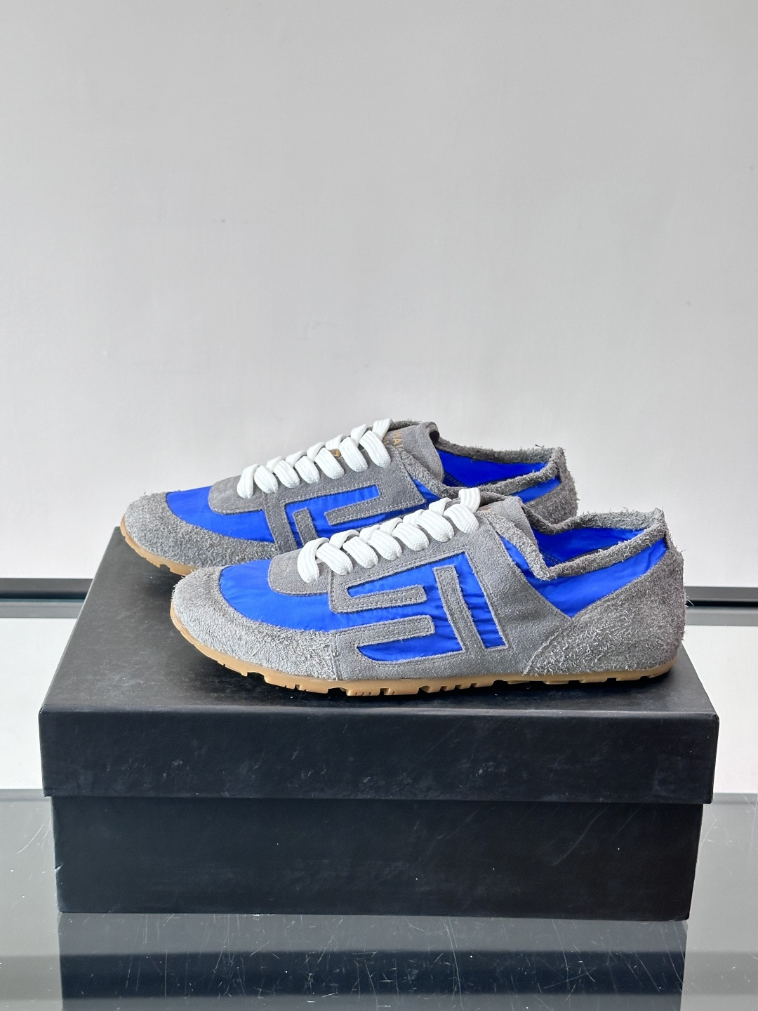 ​👟Balmain 男士休闲鞋，牛皮革+织物拼接，做旧工艺超有复古感！鞋侧“B”字母标志超吸睛，厚底设计