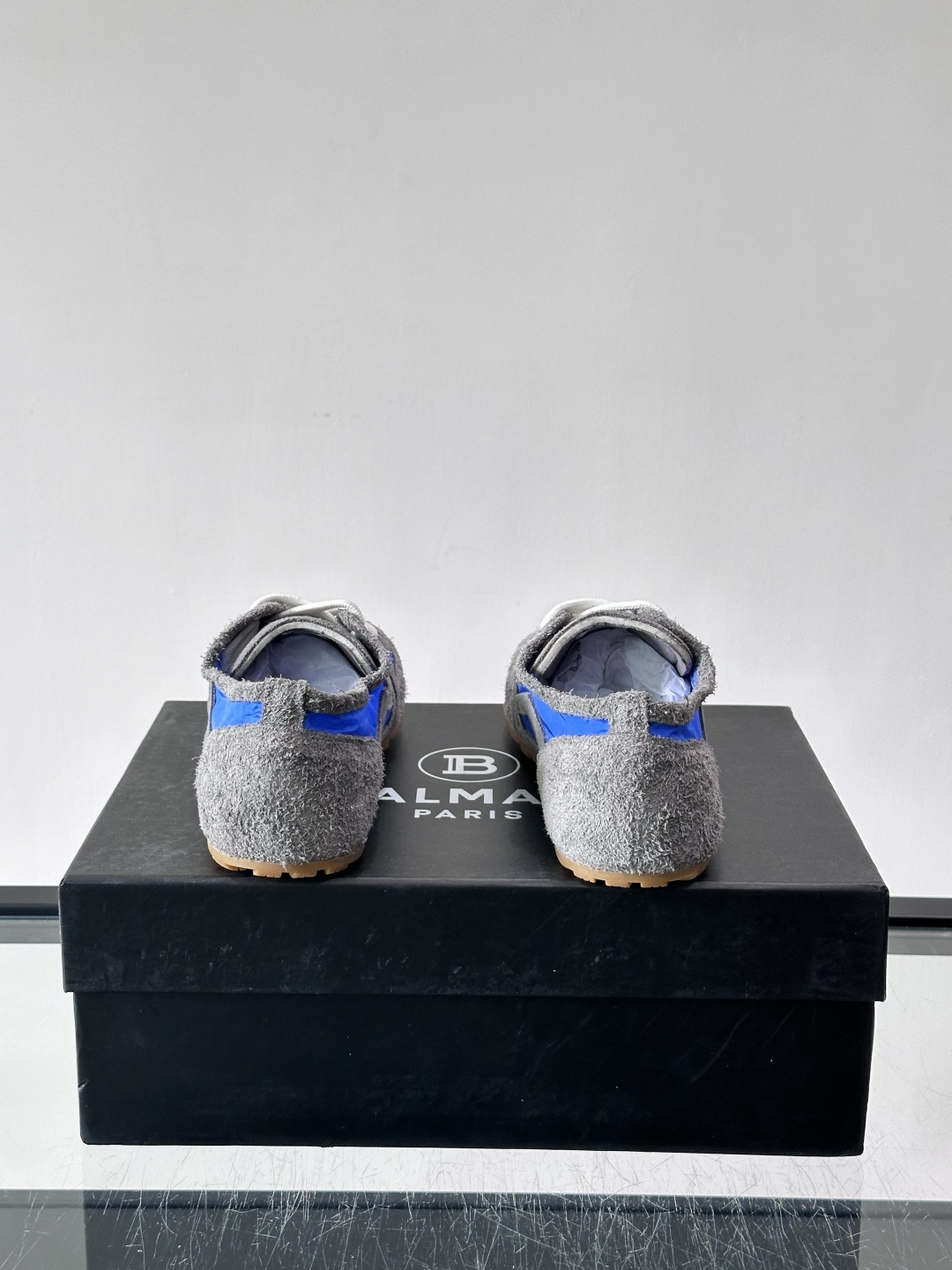 ​👟Balmain 男士休闲鞋，牛皮革+织物拼接，做旧工艺超有复古感！鞋侧“B”字母标志超吸睛，厚底设计
