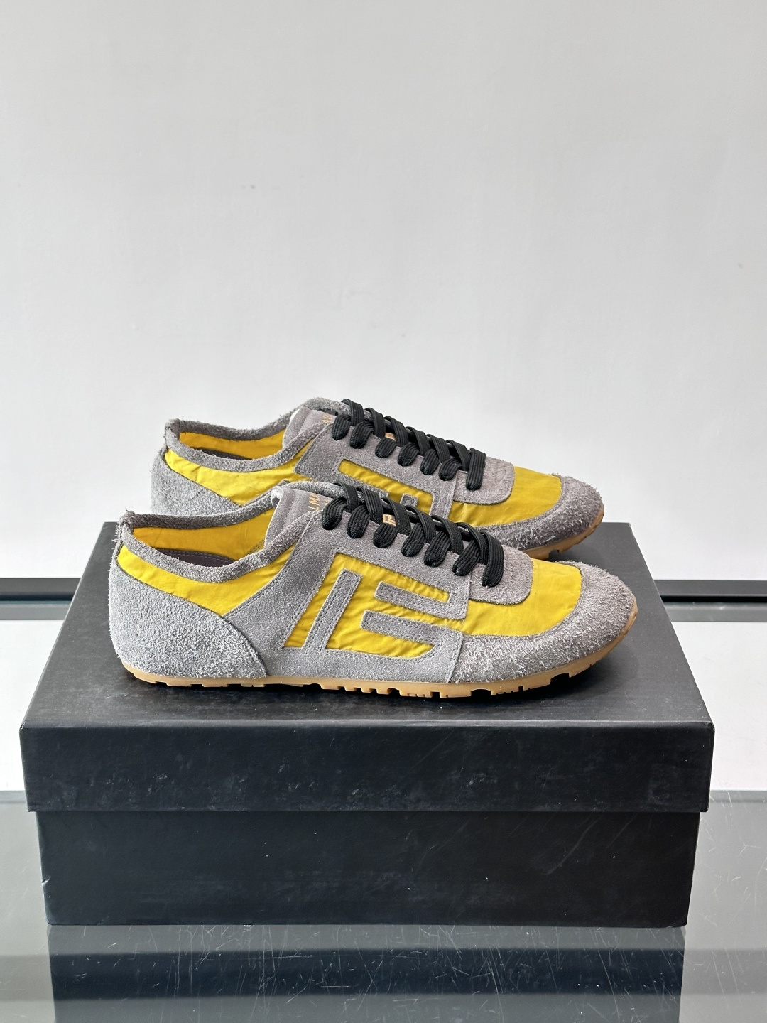 ​👟Balmain 男士休闲鞋，牛皮革+织物拼接，做旧工艺超有复古感！鞋侧“B”字母标志超吸睛，厚底设计