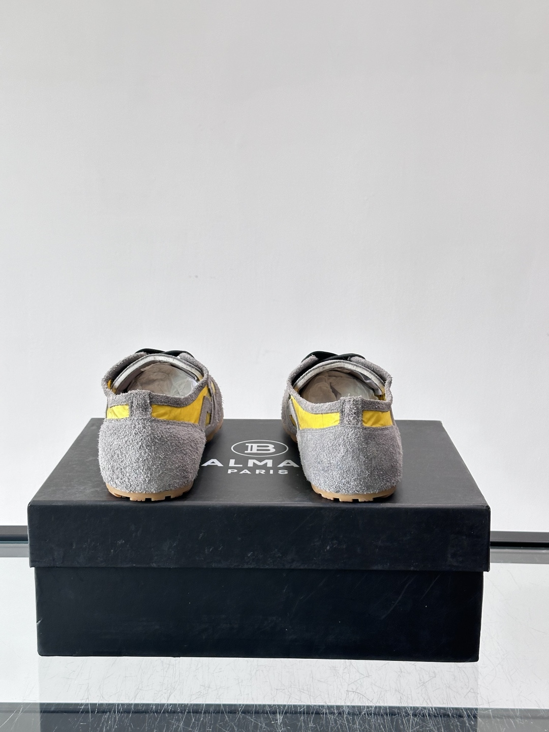​👟Balmain 男士休闲鞋，牛皮革+织物拼接，做旧工艺超有复古感！鞋侧“B”字母标志超吸睛，厚底设计