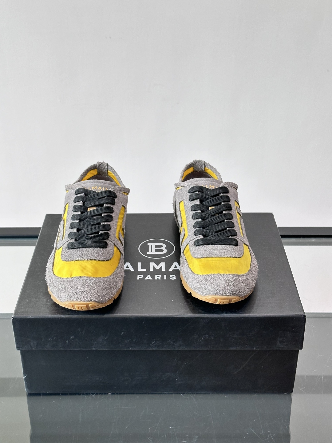 ​👟Balmain 男士休闲鞋，牛皮革+织物拼接，做旧工艺超有复古感！鞋侧“B”字母标志超吸睛，厚底设计