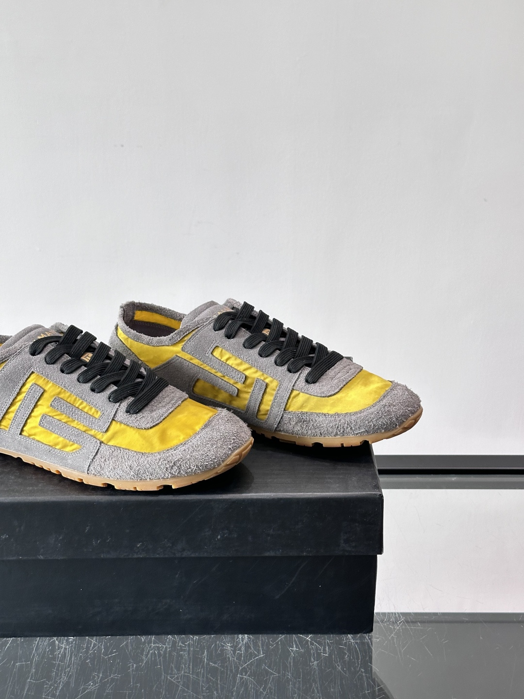 ​👟Balmain 男士休闲鞋，牛皮革+织物拼接，做旧工艺超有复古感！鞋侧“B”字母标志超吸睛，厚底设计