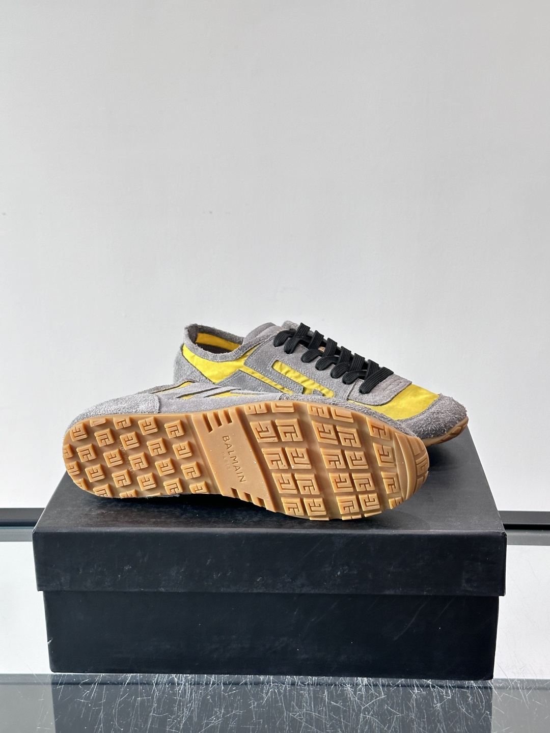 ​👟Balmain 男士休闲鞋，牛皮革+织物拼接，做旧工艺超有复古感！鞋侧“B”字母标志超吸睛，厚底设计