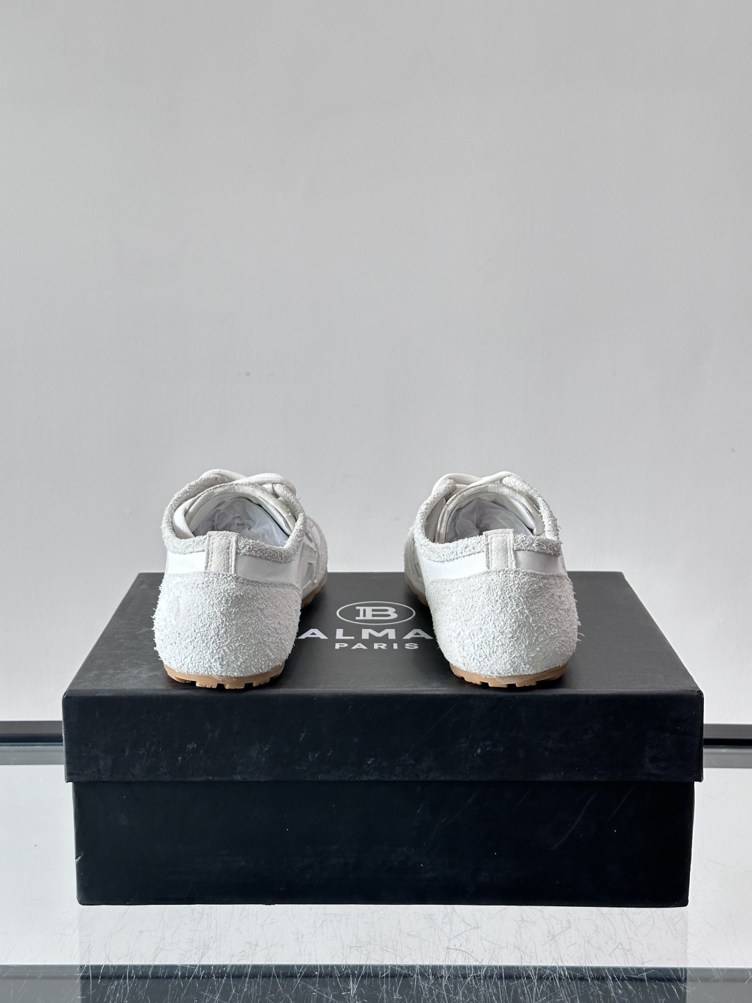 Balmain德训鞋​​👟Balmain德训鞋采用经典复古设计，磨砂牛皮鞋面+标志性“B”字Logo，品