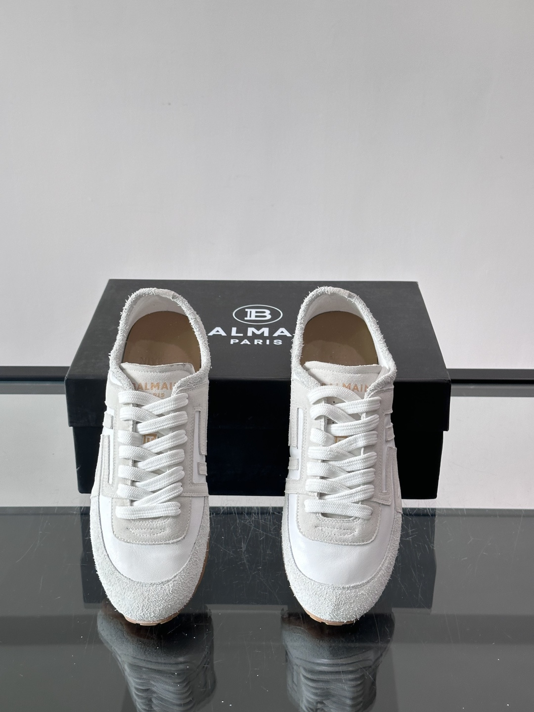 Balmain德训鞋​​👟Balmain德训鞋采用经典复古设计，磨砂牛皮鞋面+标志性“B”字Logo，品