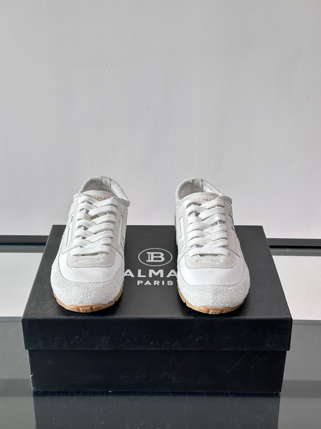 Balmain德训鞋​​👟Balmain德训鞋采用经典复古设计，磨砂牛皮鞋面+标志性“B”字Logo，品