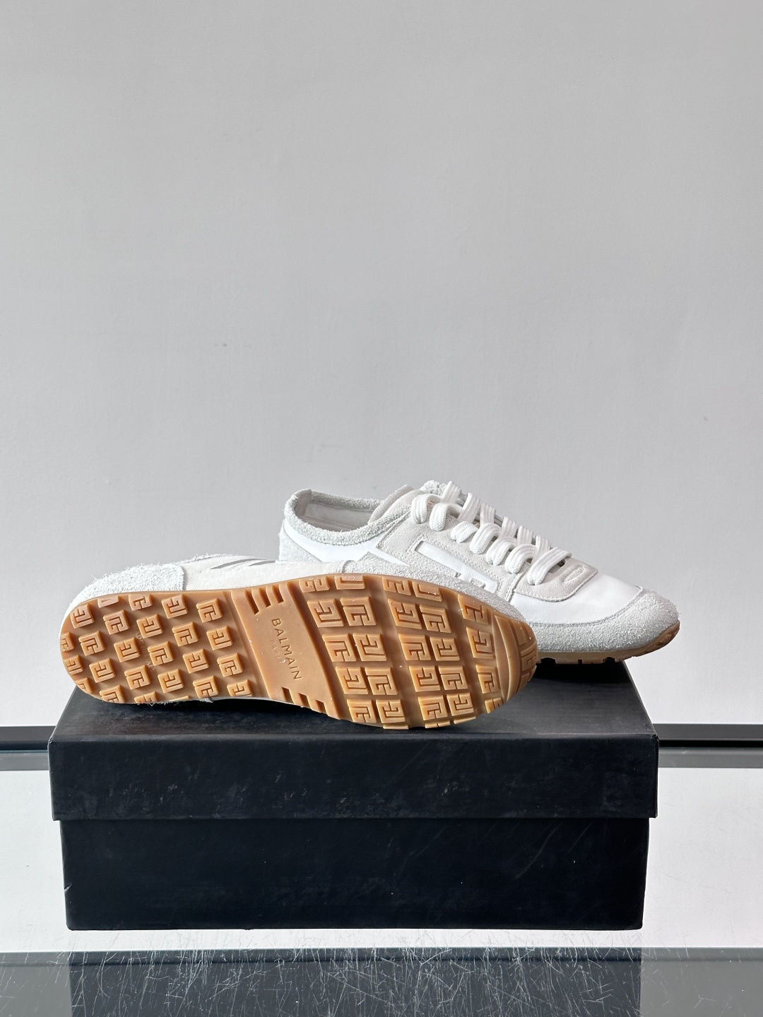 Balmain德训鞋​​👟Balmain德训鞋采用经典复古设计，磨砂牛皮鞋面+标志性“B”字Logo，品