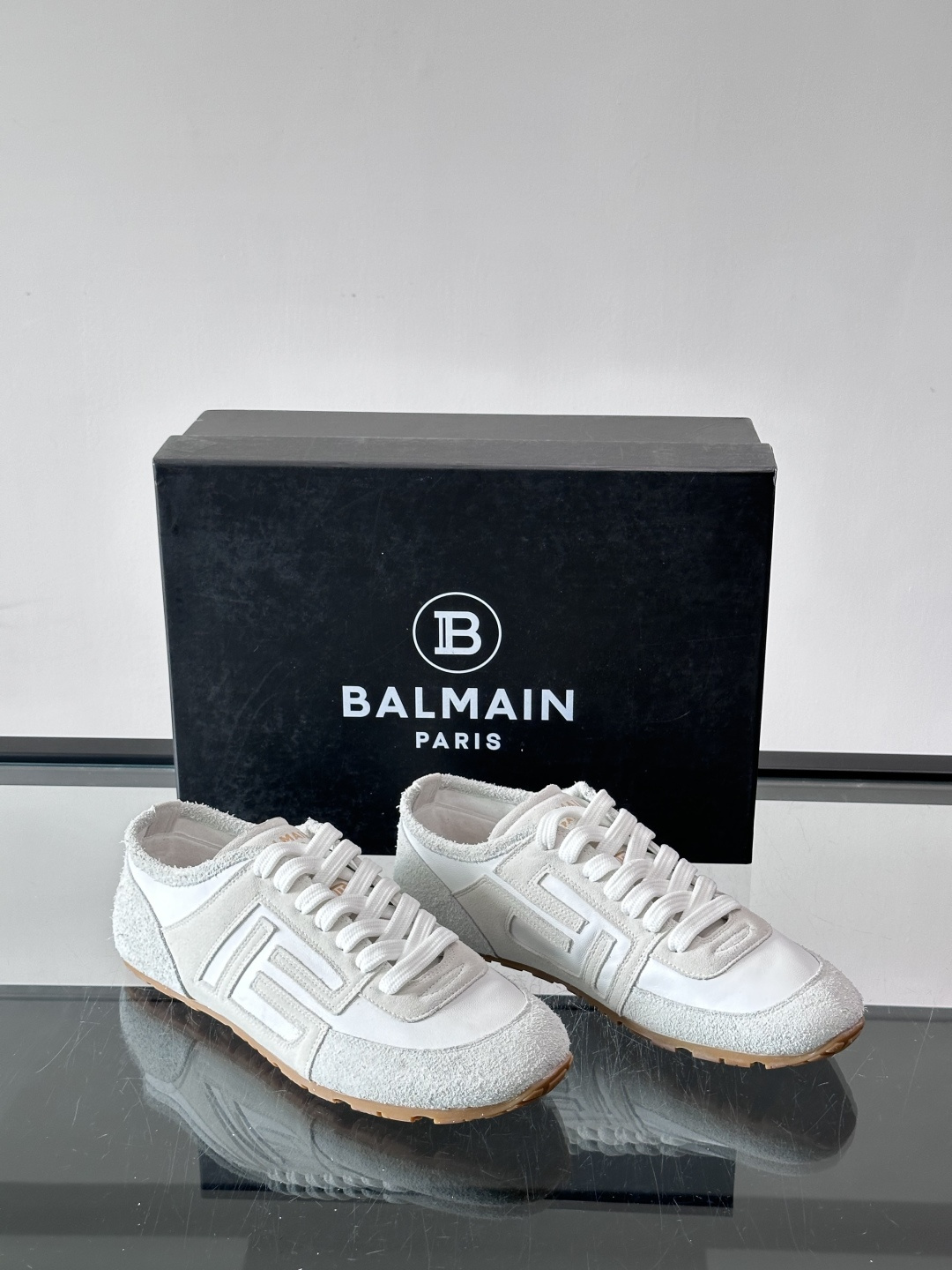 Balmain德训鞋​​👟Balmain德训鞋采用经典复古设计，磨砂牛皮鞋面+标志性“B”字Logo，品