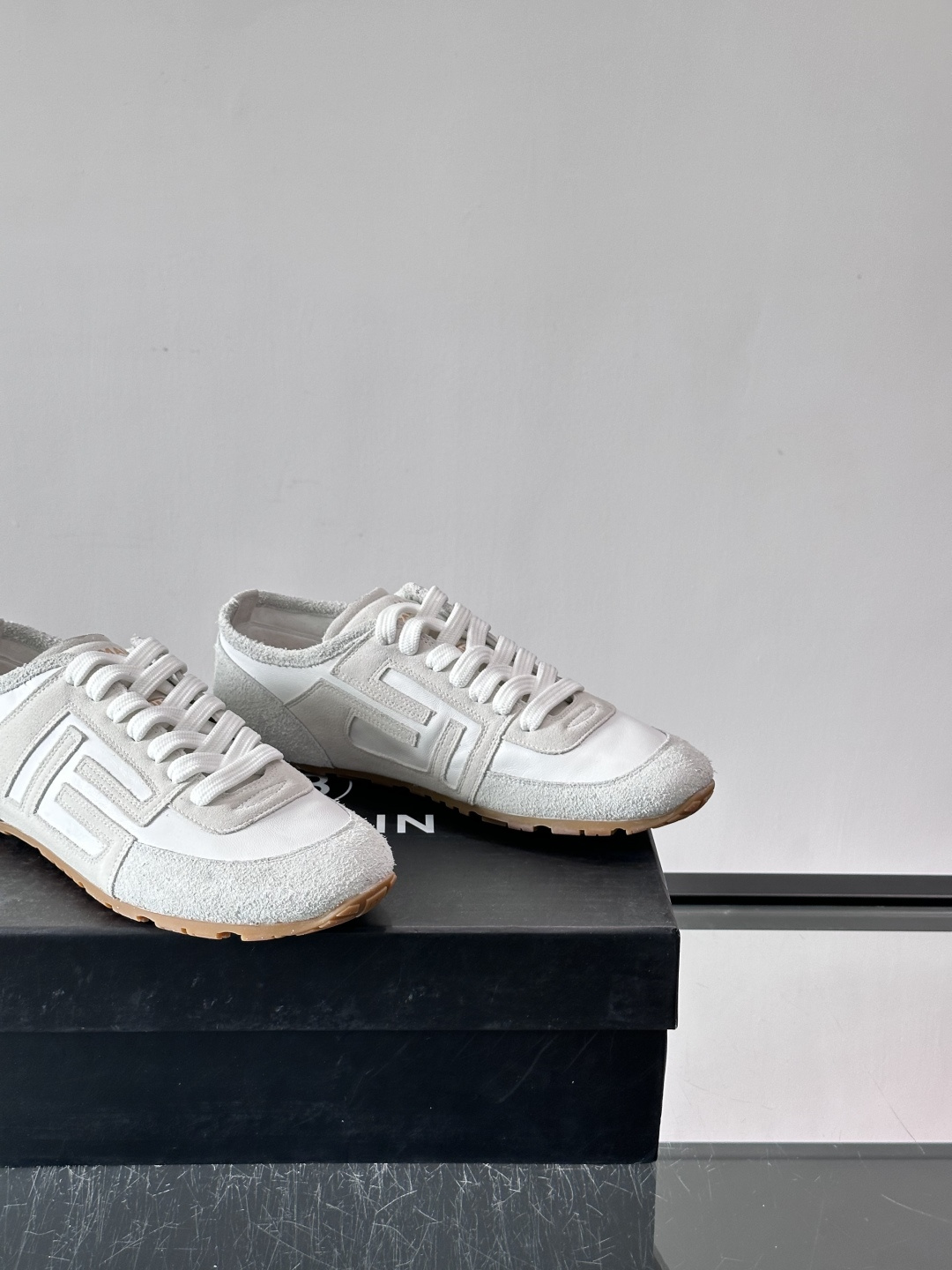 Balmain德训鞋​​👟Balmain德训鞋采用经典复古设计，磨砂牛皮鞋面+标志性“B”字Logo，品