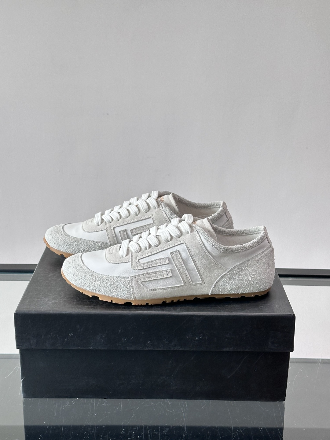 Balmain德训鞋​​👟Balmain德训鞋采用经典复古设计，磨砂牛皮鞋面+标志性“B”字Logo，品